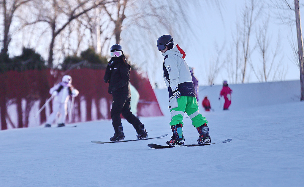 河北秦皇岛：游客在滑雪场滑雪