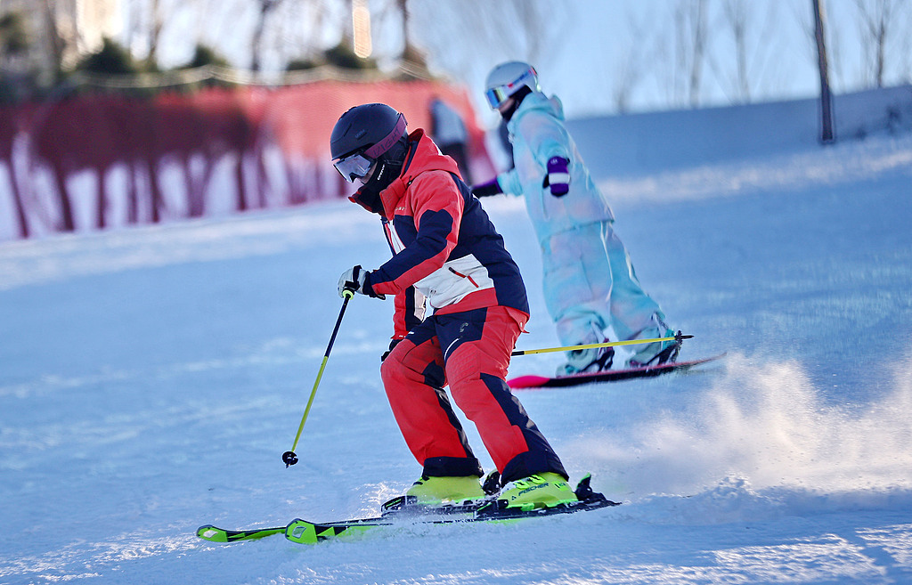 河北秦皇岛：游客在滑雪场滑雪