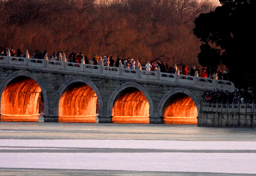 颐和园再现冬日限定美景“金光穿洞”