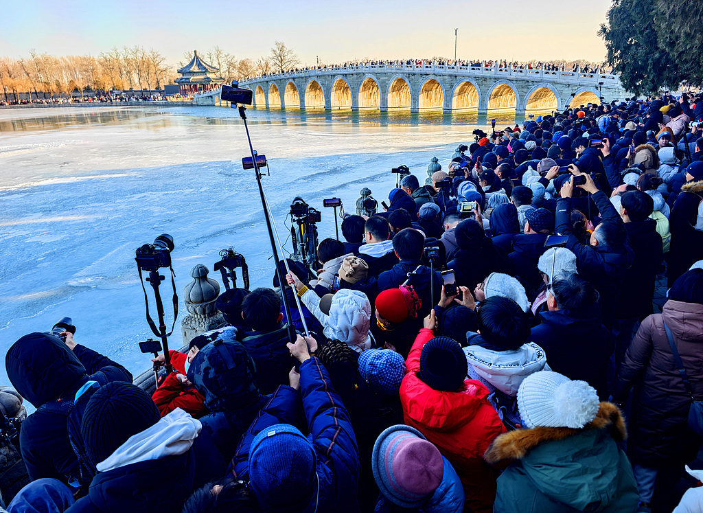 颐和园再现冬日限定美景“金光穿洞”