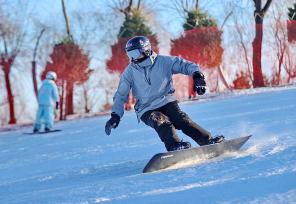 河北秦皇岛：游客在滑雪场滑雪