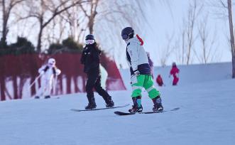 河北秦皇岛：游客在滑雪场滑雪