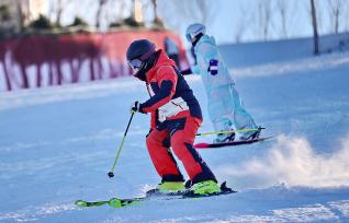 河北秦皇岛：游客在滑雪场滑雪