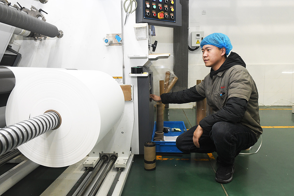 河北石家庄：工人赶制出口订单