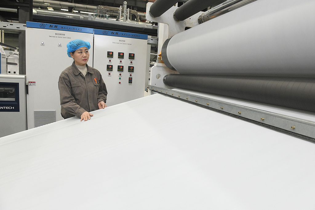 河北石家庄：工人赶制出口订单