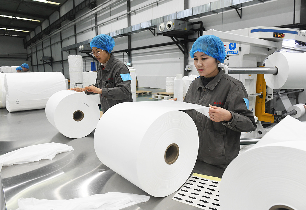 河北石家庄：工人赶制出口订单