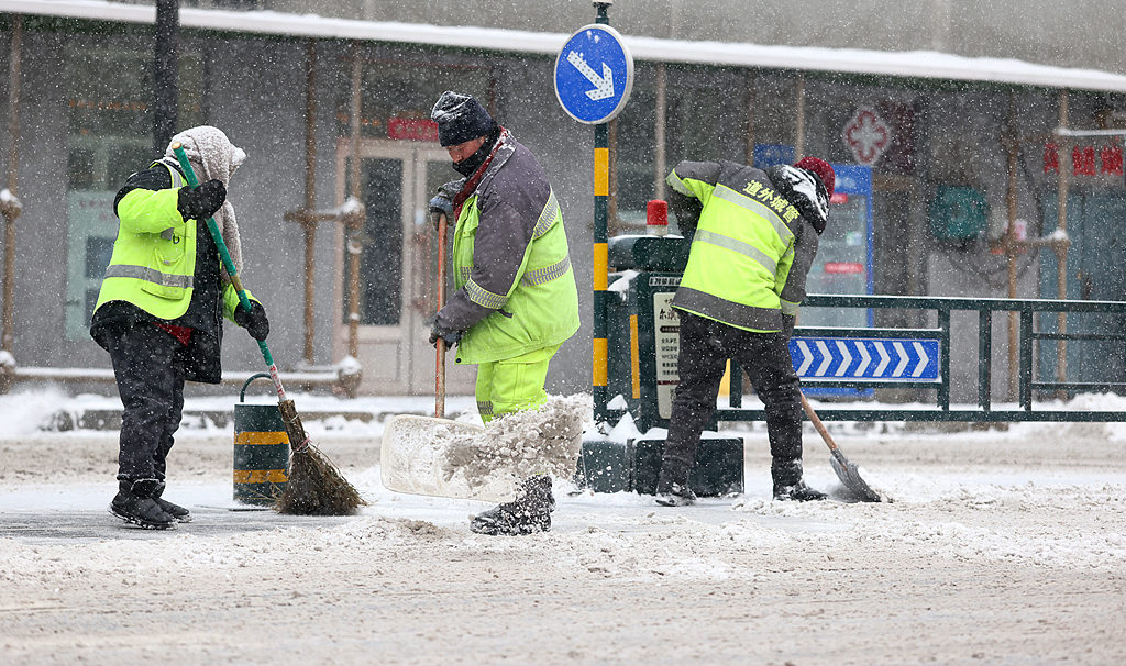 黑龙江哈尔滨：全力开展道路清雪作业