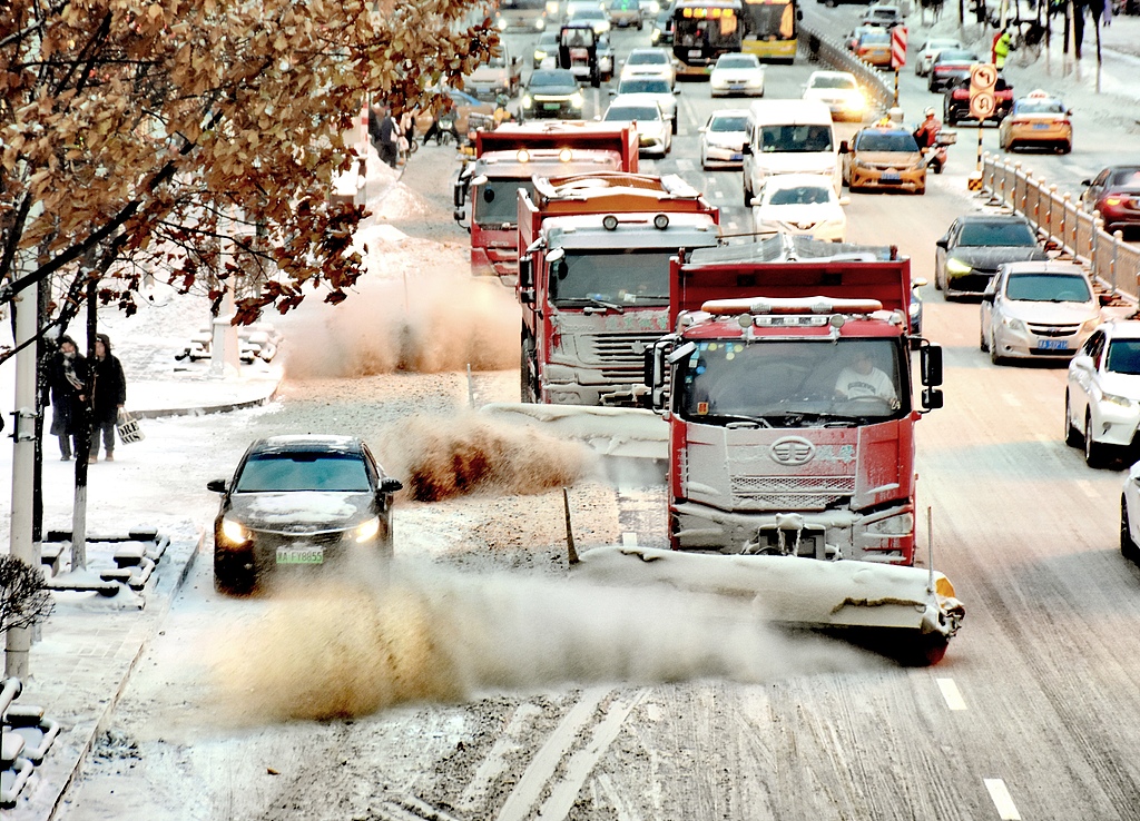 黑龙江哈尔滨：全力开展道路清雪作业