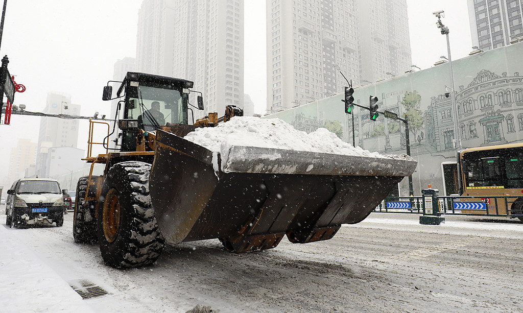 黑龙江哈尔滨：全力开展道路清雪作业