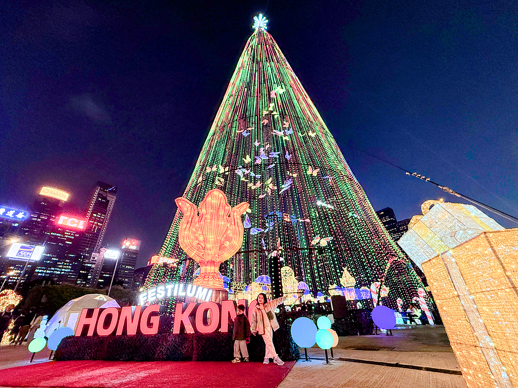 香港湾仔海滨公园灯光璀璨