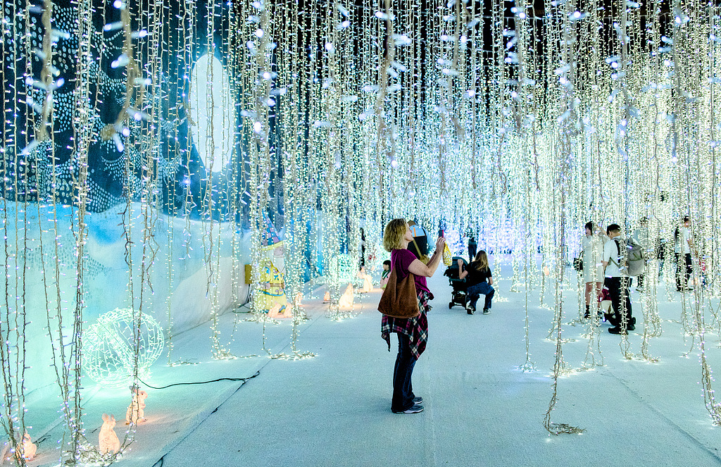 香港湾仔海滨公园灯光璀璨