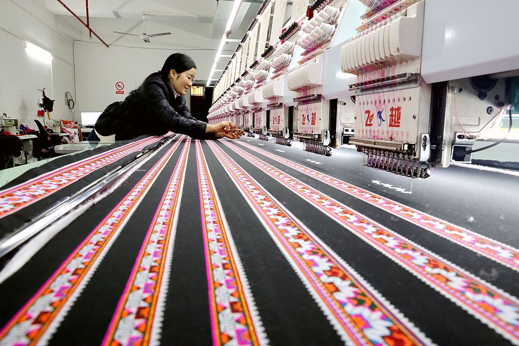 贵州榕江：“微车间”赶制民族刺绣订单