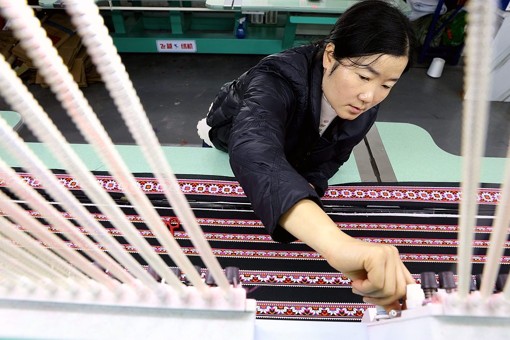 贵州榕江：“微车间”赶制民族刺绣订单