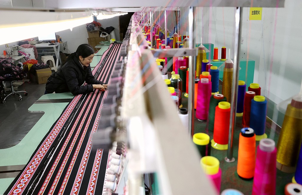 贵州榕江：“微车间”赶制民族刺绣订单