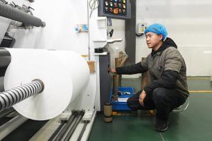 河北石家庄：工人赶制出口订单