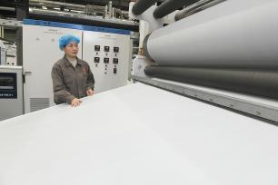 河北石家庄：工人赶制出口订单