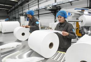 河北石家庄：工人赶制出口订单