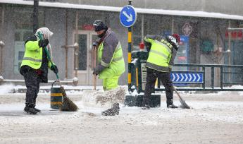 黑龙江哈尔滨：全力开展道路清雪作业
