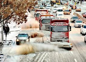 黑龙江哈尔滨：全力开展道路清雪作业