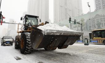 黑龙江哈尔滨：全力开展道路清雪作业