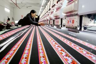 贵州榕江：“微车间”赶制民族刺绣订单