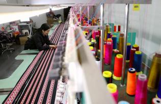 贵州榕江：“微车间”赶制民族刺绣订单