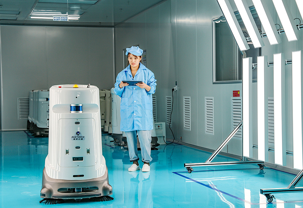 山西运城：工人检测智能机器人产品性能