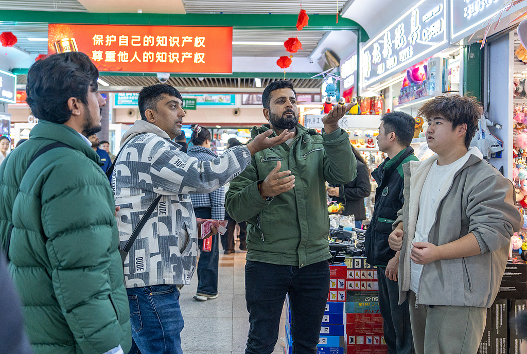 浙江义乌：外商采购尽显外贸热销活力