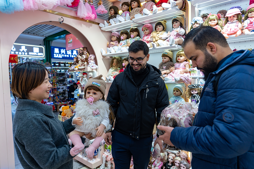 浙江义乌：外商采购尽显外贸热销活力