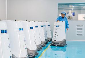 山西运城：工人检测智能机器人产品性能
