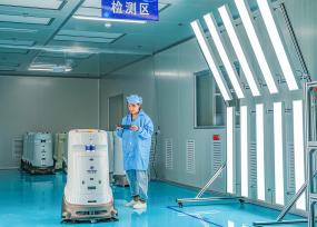 山西运城：工人检测智能机器人产品性能