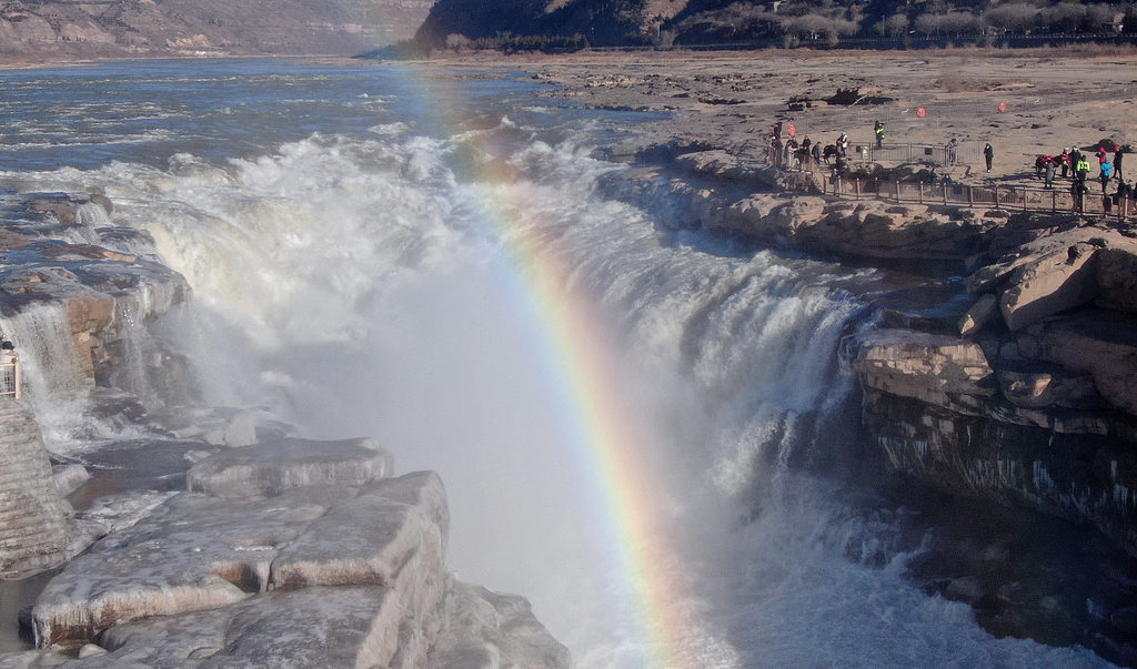 山西临汾：壶口瀑布出现冰挂彩虹景观