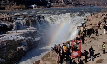 山西临汾：壶口瀑布出现冰挂彩虹景观