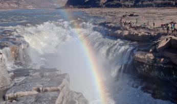 山西临汾：壶口瀑布出现冰挂彩虹景观