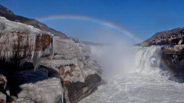 山西临汾：壶口瀑布出现冰挂彩虹景观