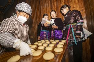 贵州从江：侗寨糍粑飘香 直播“云上”迎新年