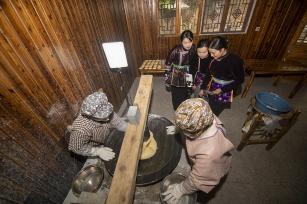 贵州从江：侗寨糍粑飘香 直播“云上”迎新年