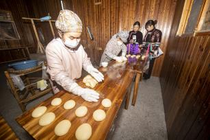 贵州从江：侗寨糍粑飘香 直播“云上”迎新年