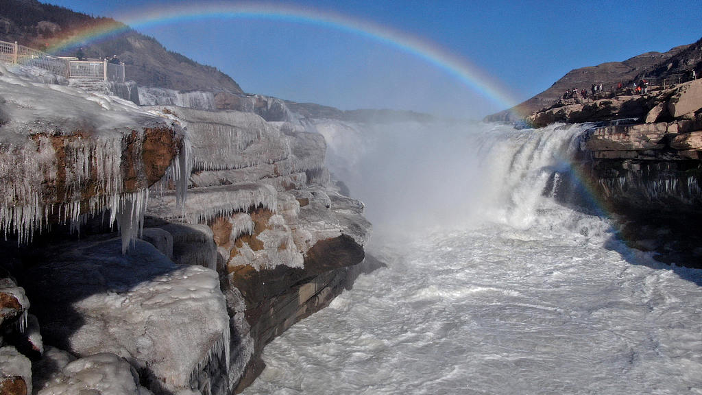 山西临汾：黄河壶口瀑布现冰挂彩虹景观