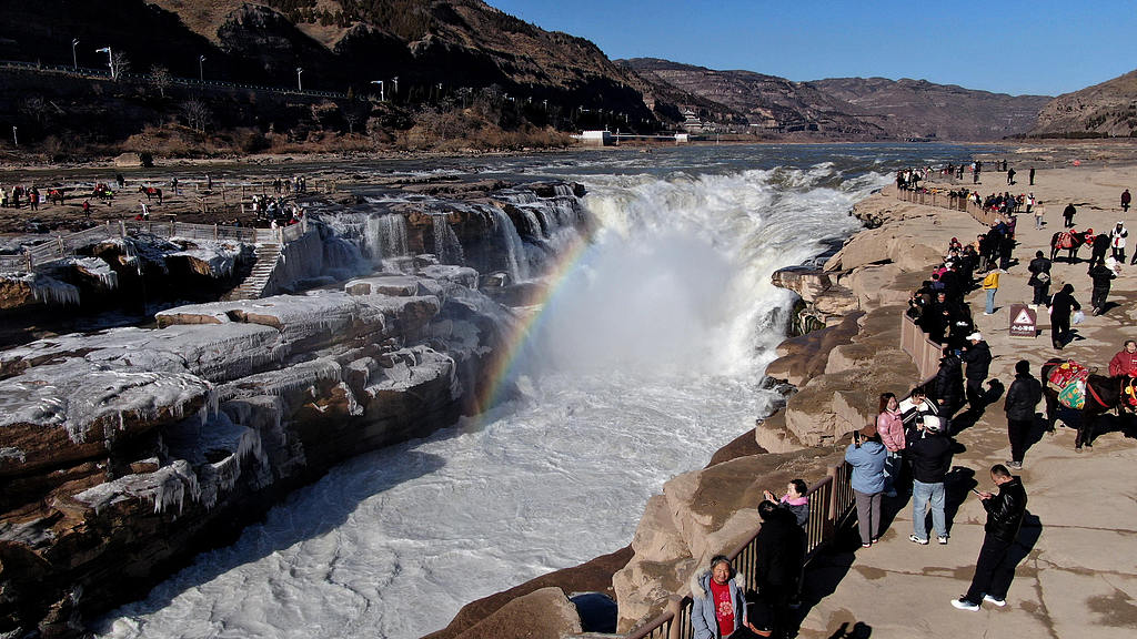 山西临汾：黄河壶口瀑布现冰挂彩虹景观