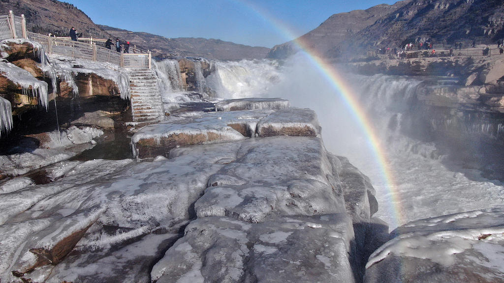 山西临汾：黄河壶口瀑布现冰挂彩虹景观