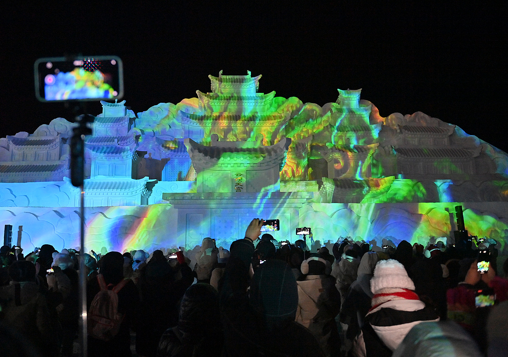 吉林：雪雕版“云顶天宫”正式被点亮