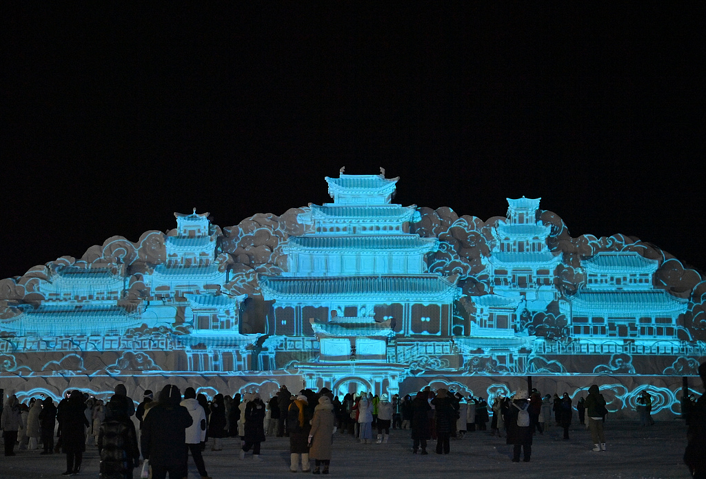 吉林：雪雕版“云顶天宫”正式被点亮