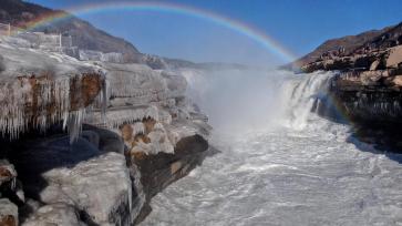 山西临汾：黄河壶口瀑布现冰挂彩虹景观