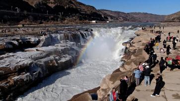 山西临汾：黄河壶口瀑布现冰挂彩虹景观