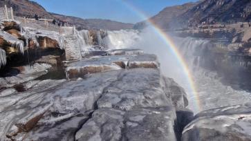 山西临汾：黄河壶口瀑布现冰挂彩虹景观