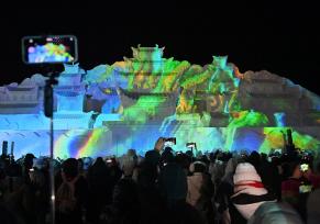 吉林：雪雕版“云顶天宫”正式被点亮