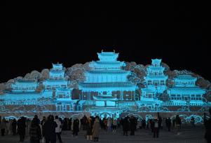 吉林：雪雕版“云顶天宫”正式被点亮