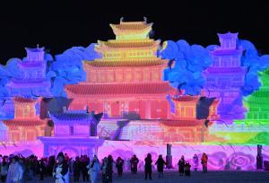 吉林：雪雕版“云顶天宫”正式被点亮