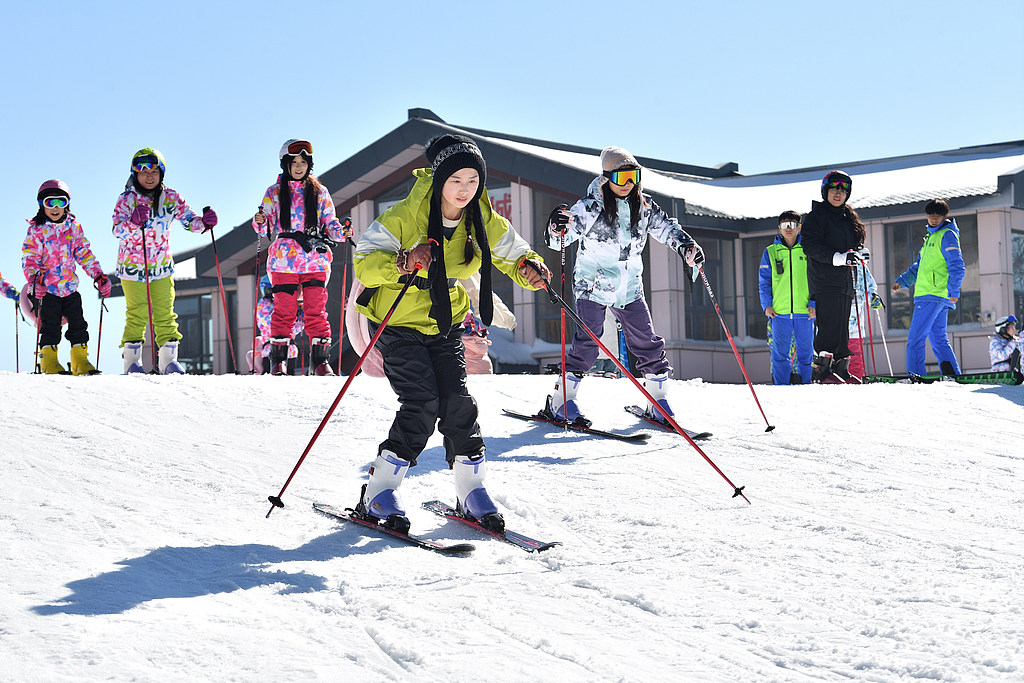 湖北保康：滑雪爱好者乐享冰雪运动
